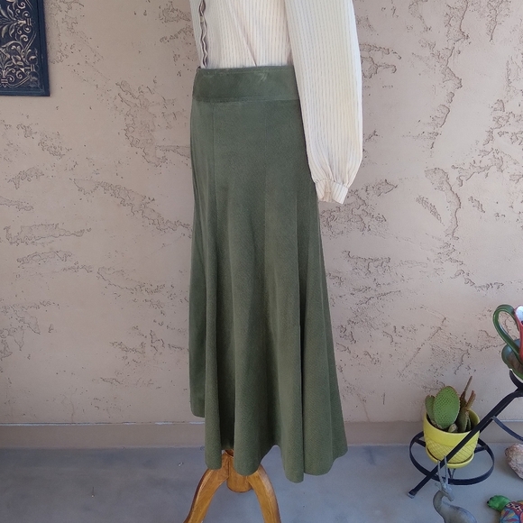 Vintage Bloomingdale's Green Corduroy Midi Skirt - Picture 8 of 8